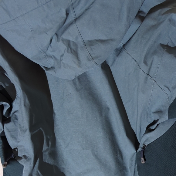 Patagonia Two-Tone Outdoor Jacket Patagonia women’s waterproof shell jacket - Picture 7 of 11